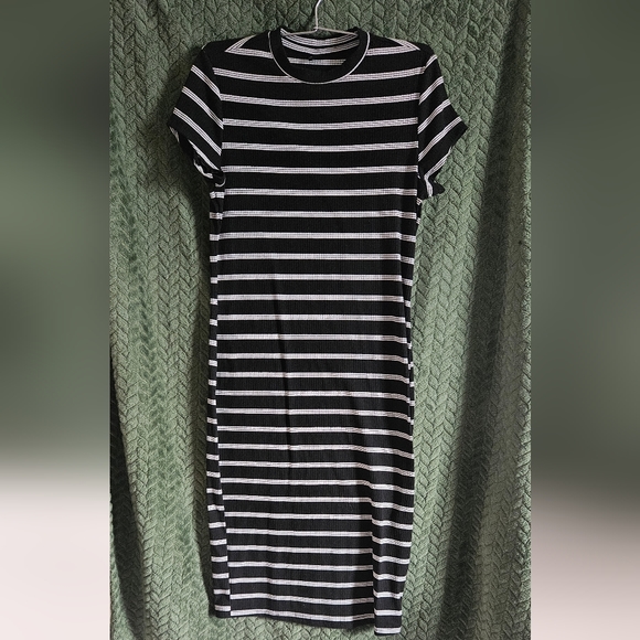 ❤️‍🔥3 for $20: Black and white stripe, body con dress - Picture 2 of 3